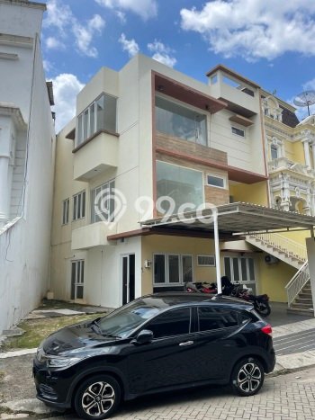 Rumah Nyaman di , Jakarta Utara, LT 167m2m² LB 400m2m² Rumah Nyaman di , Jakarta Utara, LT 167m2m² LB 400m2m²