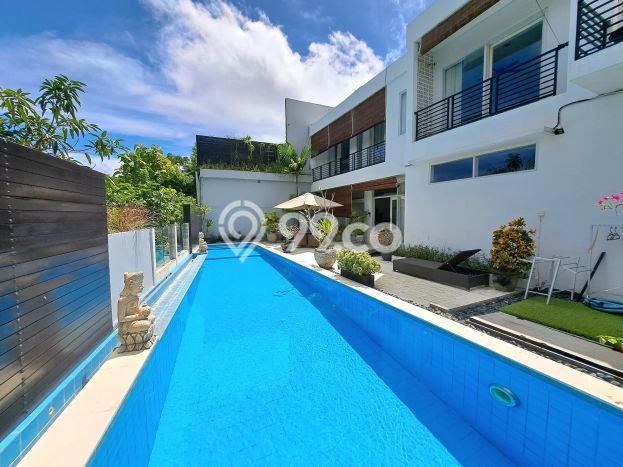 FOR SALE! Vila Kawasan , Luas 400m2m², Posisi Premium FOR SALE! Vila Kawasan , Luas 400m2m², Posisi Premium