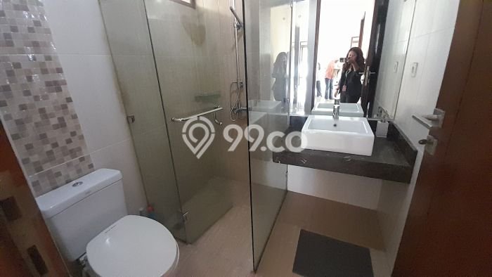 Disewakan! Rumah 5 Kamar Tidur &
5 Kamar Mandi di Ampera, Jakarta Selatan Disewakan! Rumah 5 Kamar Tidur &
5 Kamar Mandi di Ampera, Jakarta Selatan