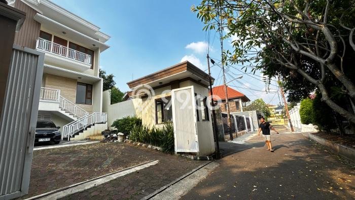 Rumah Mewah LB 335m2 Siap Huni Desain Elegan di Ampera, Jakarta Selatan Rumah Mewah LB 335m2 Siap Huni Desain Elegan di Ampera, Jakarta Selatan