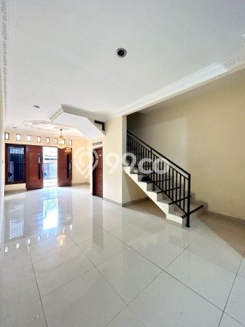 Disewakan Rumah Konsep Minimalis di Tebet Jakarta Selatan dengan 5 Kamar Disewakan Rumah Konsep Minimalis di Tebet Jakarta Selatan dengan 5 Kamar