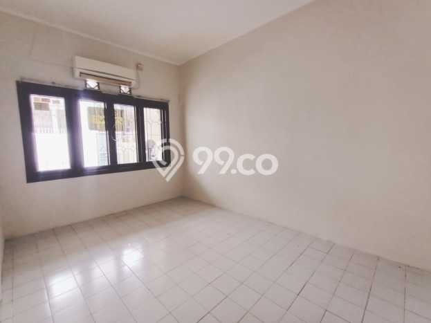 PREMIUM CHOICE! Rumah di Tebet, 3 KT, Lingkungan Asri, LT 135m² Bangunan 180m² PREMIUM CHOICE! Rumah di Tebet, 3 KT, Lingkungan Asri, LT 135m² Bangunan 180m²