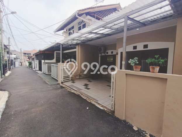 PREMIUM CHOICE! Rumah di Tebet, 3 KT, Lingkungan Asri, LT 135m² Bangunan 180m² PREMIUM CHOICE! Rumah di Tebet, 3 KT, Lingkungan Asri, LT 135m² Bangunan 180m²