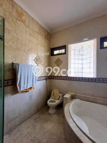 Hunian Elit LB 280m2 Siap Huni Desain Elegan di Nginden, Surabaya Hunian Elit LB 280m2 Siap Huni Desain Elegan di Nginden, Surabaya