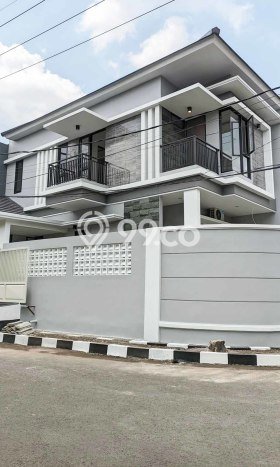 Rumah 4 Kamar Tidur Akses Strategis di , Dekat Pusat Kota, Surabaya Rumah 4 Kamar Tidur Akses Strategis di , Dekat Pusat Kota, Surabaya