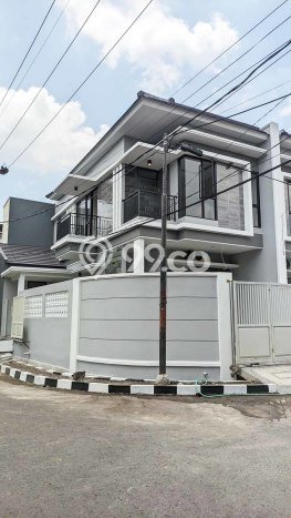 Rumah 4 Kamar Tidur Akses Strategis di , Dekat Pusat Kota, Surabaya Rumah 4 Kamar Tidur Akses Strategis di , Dekat Pusat Kota, Surabaya