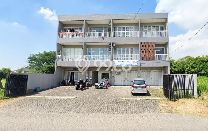 Area Ramai! Ruko Dijual di Wiyung untuk Bisnis Luas Bangunan 250m2 Area Ramai! Ruko Dijual di Wiyung untuk Bisnis Luas Bangunan 250m2
