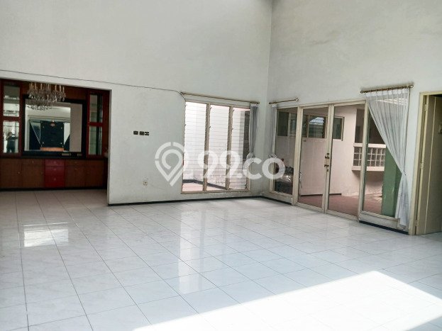 UNIT TERBATAS! Rumah di , 3 KM, Luas 350m2m² LB 400m2m² UNIT TERBATAS! Rumah di , 3 KM, Luas 350m2m² LB 400m2m²