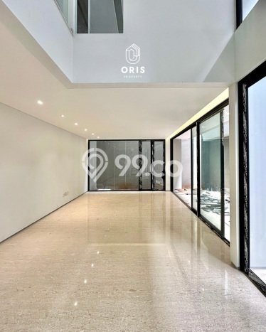 Rumah Elit Modern Tanpa Renovasi di Simprug Jakarta Selatan Rumah Elit Modern Tanpa Renovasi di Simprug Jakarta Selatan