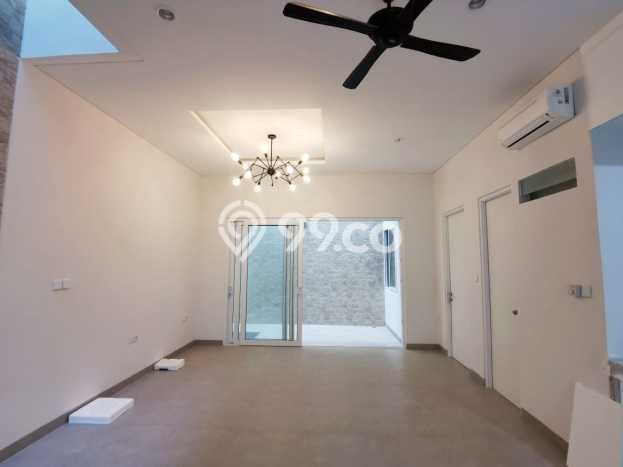 Rumah di Intercon, 4 KT, Akses Universitas, Luas 144m² Bangunan 250m² Rumah di Intercon, 4 KT, Akses Universitas, Luas 144m² Bangunan 250m²