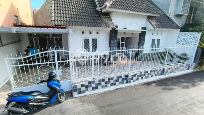 For Sale Rumah 3 Kamar Lokasi Ideal Nyaman dan Strategis di Depok For Sale Rumah 3 Kamar Lokasi Ideal Nyaman dan Strategis di Depok