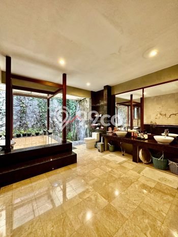 Dijual Rumah Mewah Megah Dengan View Eksklusif di Pangkalan Jati, Depok Dijual Rumah Mewah Megah Dengan View Eksklusif di Pangkalan Jati, Depok