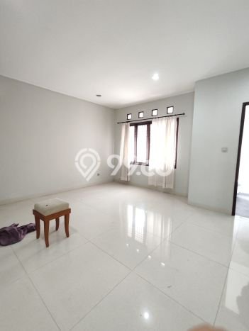 Rumah Asri di Kebayoran Baru, 4 KT, Lingkungan Strategis, LT 280m² Bangunan 320m² Rumah Asri di Kebayoran Baru, 4 KT, Lingkungan Strategis, LT 280m² Bangunan 320m²