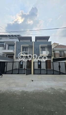 Rumah Luas Asri 3 KT Siap Huni di Meruya Jakarta Barat Rumah Luas Asri 3 KT Siap Huni di Meruya Jakarta Barat
