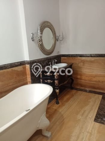 Sewa Rumah Strategis LT 691m2 / LB 576m2 di Kemang, Jakarta Selatan Sewa Rumah Strategis LT 691m2 / LB 576m2 di Kemang, Jakarta Selatan