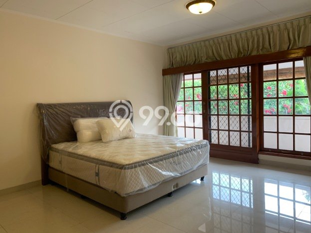 Disewakan! Rumah 5 Kamar Tidur &
3 Kamar Mandi di Kemang, Jakarta Selatan Disewakan! Rumah 5 Kamar Tidur &
3 Kamar Mandi di Kemang, Jakarta Selatan