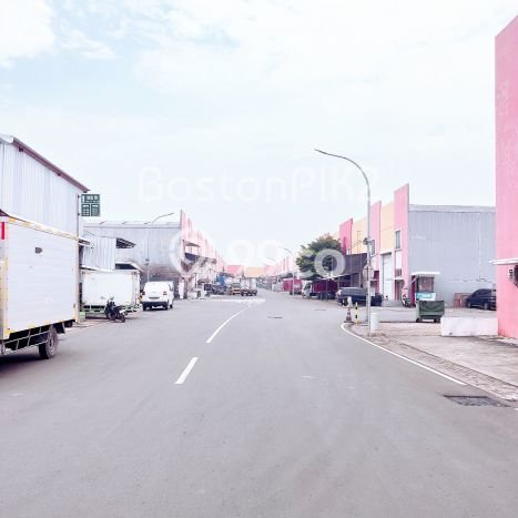 AREA KOMERSIAL! Gudang For Rent di Cakung, Luas 126m², Akses Utama AREA KOMERSIAL! Gudang For Rent di Cakung, Luas 126m², Akses Utama