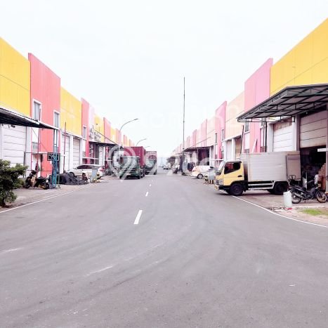 AREA KOMERSIAL! Gudang For Rent di Cakung, Luas 126m², Akses Utama AREA KOMERSIAL! Gudang For Rent di Cakung, Luas 126m², Akses Utama