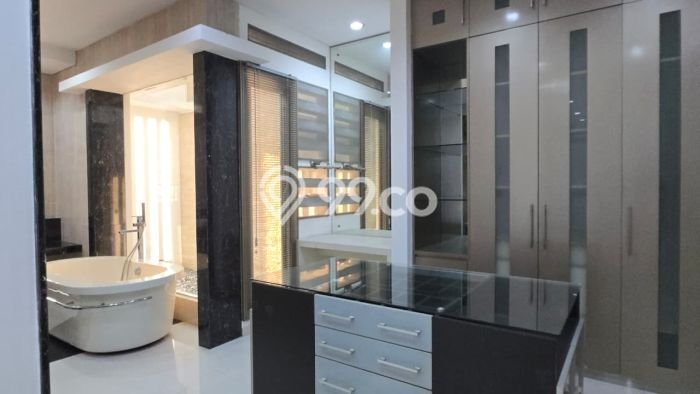 Hunian Eksklusif 4 KT / 3 KM untuk Disewa di Pondok Indah, Jakarta Selatan Hunian Eksklusif 4 KT / 3 KM untuk Disewa di Pondok Indah, Jakarta Selatan