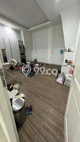 Disewakan! Rumah 5 Kamar Tidur &
6 Kamar Mandi di Kemanggisan, Jakarta Barat Disewakan! Rumah 5 Kamar Tidur &
6 Kamar Mandi di Kemanggisan, Jakarta Barat