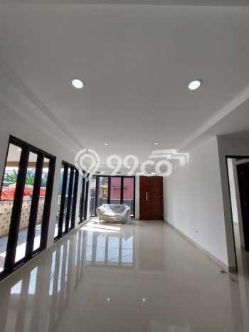 Rumah 5 KT 4 KM Luas Tanah 160m², LB 200m² di Bintaro, Tangerang Selatan Rumah 5 KT 4 KM Luas Tanah 160m², LB 200m² di Bintaro, Tangerang Selatan