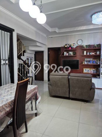Hunian Strategis 4 KT LB 220m2 Kondisi Bagus di Bintaro Hunian Strategis 4 KT LB 220m2 Kondisi Bagus di Bintaro