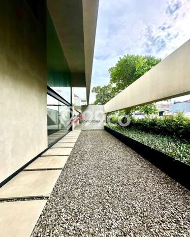 Hunian Elit LB 700m2 Siap Huni Desain Elegan di Ampera, Jakarta Selatan Hunian Elit LB 700m2 Siap Huni Desain Elegan di Ampera, Jakarta Selatan