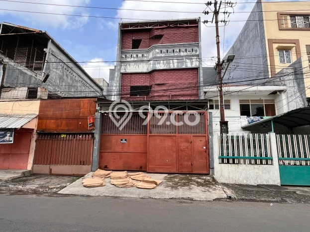 Rumah Strategis Modern Lb 250m2 di Simokerto, Surabaya Rumah Strategis Modern Lb 250m2 di Simokerto, Surabaya