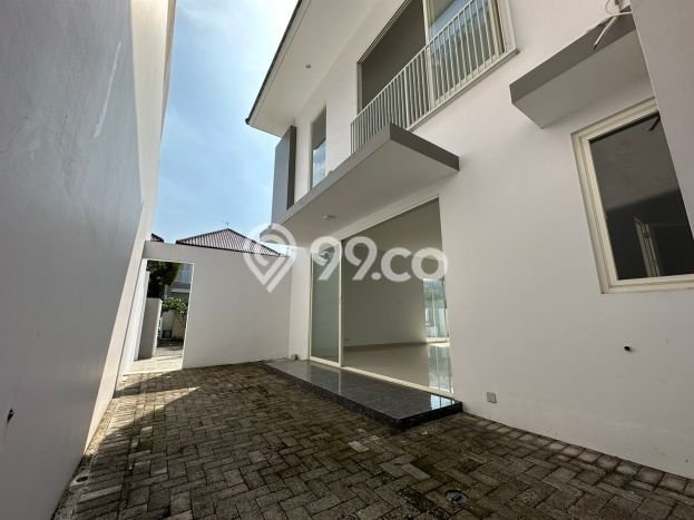 Dijual Rumah Premium dengan Fasilitas Sekitar Lengkap di Sukolilo, Surabaya Dijual Rumah Premium dengan Fasilitas Sekitar Lengkap di Sukolilo, Surabaya