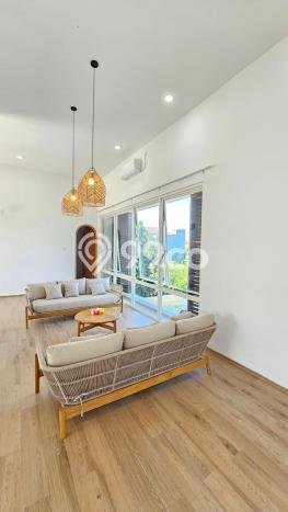 Rumah Luxury Modern Tanpa Renovasi di Kebonsari Surabaya Rumah Luxury Modern Tanpa Renovasi di Kebonsari Surabaya