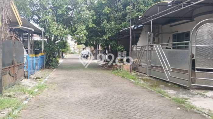Hunian Cantik Modern Lb 200m2 di Rungkut, Surabaya Hunian Cantik Modern Lb 200m2 di Rungkut, Surabaya
