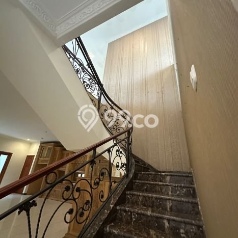 Rumah Elit LB 700m2 Siap Pakai Desain Elegan di Margorejo, Surabaya Rumah Elit LB 700m2 Siap Pakai Desain Elegan di Margorejo, Surabaya