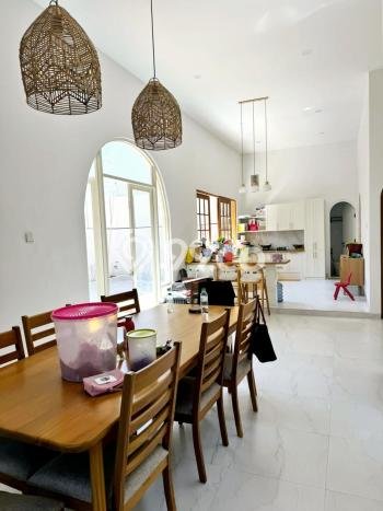 Rumah Luxury Modern Tanpa Renovasi di Kebonsari Surabaya Rumah Luxury Modern Tanpa Renovasi di Kebonsari Surabaya