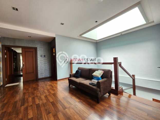 Vila Terawat Kawasan Medan Polonia, Dimensi 330m2m², Kawasan Tenang dan nyaman Vila Terawat Kawasan Medan Polonia, Dimensi 330m2m², Kawasan Tenang dan nyaman