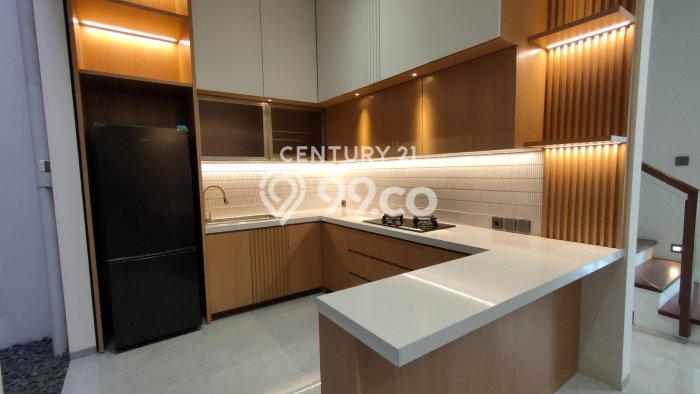 Rumah Mewah LB 140m2 Siap Pakai Desain Elegan di Setra Duta, Bandung Rumah Mewah LB 140m2 Siap Pakai Desain Elegan di Setra Duta, Bandung