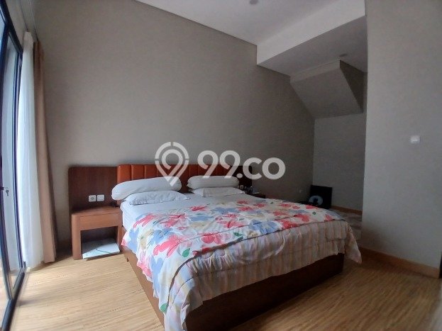 UNIT LANGKA! Rumah di Lebak Bulus, 3 KT, Pemandangan Indah, Luas 250m² Bangunan 200m² UNIT LANGKA! Rumah di Lebak Bulus, 3 KT, Pemandangan Indah, Luas 250m² Bangunan 200m²