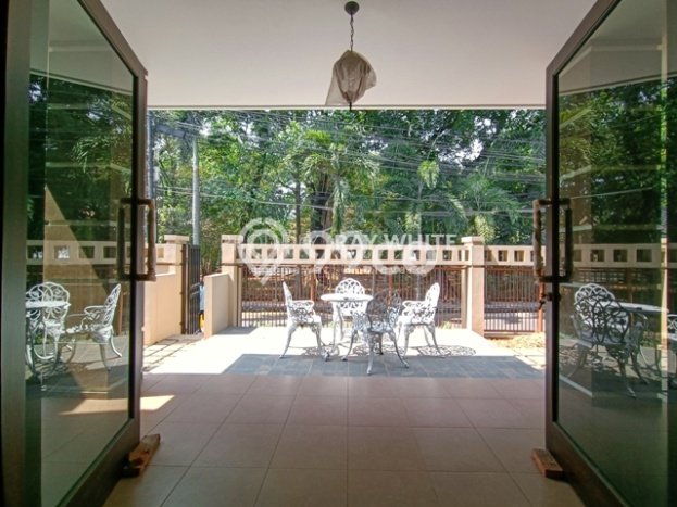 Rumah Elit Modern Siap Huni di Pondok Indah Jakarta Selatan Rumah Elit Modern Siap Huni di Pondok Indah Jakarta Selatan