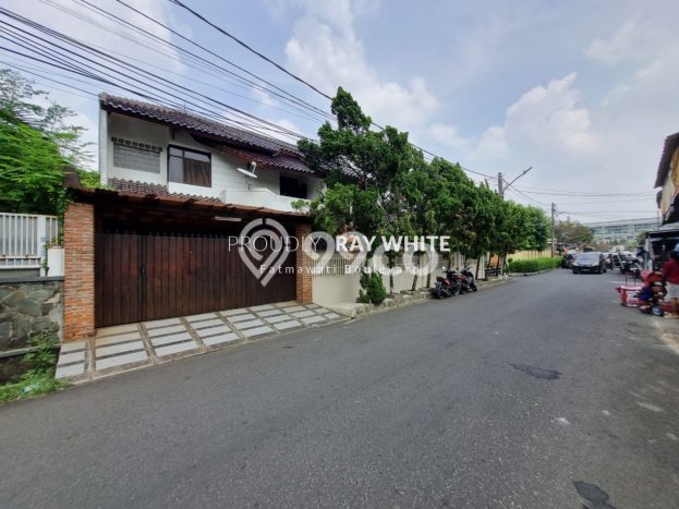 Ready to Use! Luxury House LT 310m2 Desain Elegan di Lebak Bulus Ready to Use! Luxury House LT 310m2 Desain Elegan di Lebak Bulus