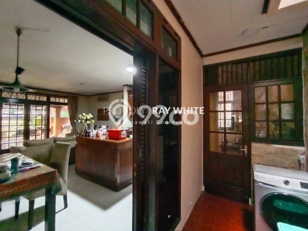 Ready to Use! Luxury House LT 310m2 Desain Elegan di Lebak Bulus Ready to Use! Luxury House LT 310m2 Desain Elegan di Lebak Bulus
