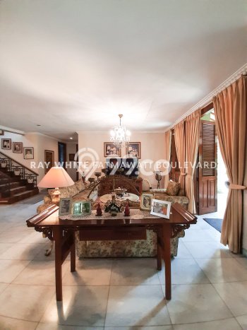 Ready to Use! Luxury House LT 4950m2 Desain Elegan di Lebak Bulus Ready to Use! Luxury House LT 4950m2 Desain Elegan di Lebak Bulus