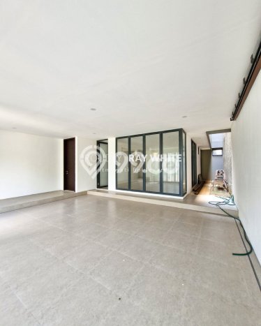 Ready to Use! Premium House LT 187m2 Desain Modern di Lebak Bulus Ready to Use! Premium House LT 187m2 Desain Modern di Lebak Bulus