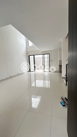 GOOD DEAL! Rumah Strategis area , LT 136m2m² LB 228m2m² GOOD DEAL! Rumah Strategis area , LT 136m2m² LB 228m2m²