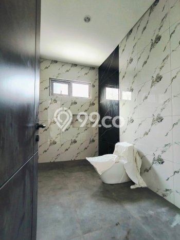 Rumah Mewah LB 300m2 Siap Huni Desain Elegan di BSD The Icon, Tangerang Rumah Mewah LB 300m2 Siap Huni Desain Elegan di BSD The Icon, Tangerang