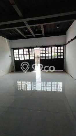 LOKASI BISNIS! Ruko Disewakan di , Luas 110m2m², Jalan Utama, Siap Usaha LOKASI BISNIS! Ruko Disewakan di , Luas 110m2m², Jalan Utama, Siap Usaha