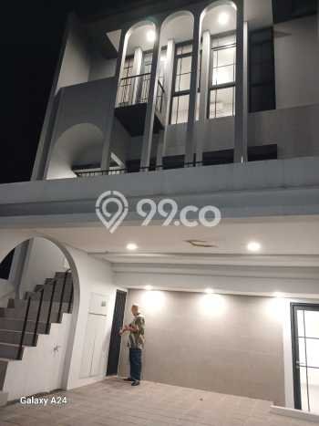 Rumah Elit LB 160m2 Siap Pakai Desain Elegan di BSD Green Wich, Tangerang Rumah Elit LB 160m2 Siap Pakai Desain Elegan di BSD Green Wich, Tangerang