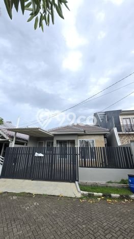 Lokasi strategis! Rumah siap pakai dikontrakkan di Serpong Utara LB 150m2 Lokasi strategis! Rumah siap pakai dikontrakkan di Serpong Utara LB 150m2