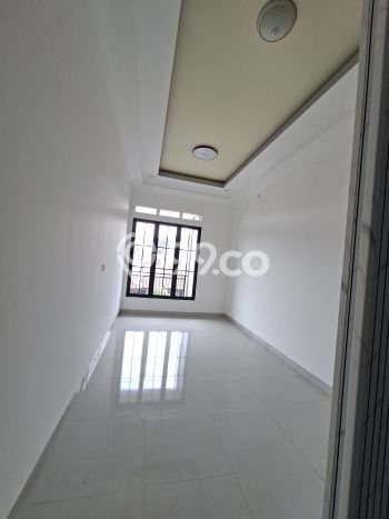 Siap Huni Hunian Elit 6 Kamar di BSD Dekat ke Mana Pun Siap Huni Hunian Elit 6 Kamar di BSD Dekat ke Mana Pun