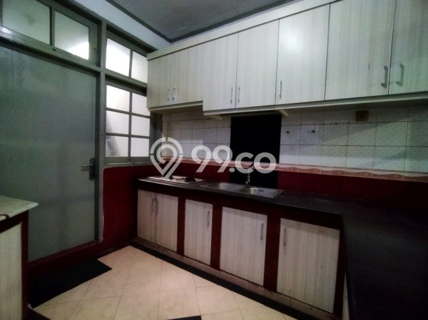 SPECIAL OFFER! Rumah di Duren Sawit, 2 KM, Area Strategis, Luas 180m² Bangunan 200m² SPECIAL OFFER! Rumah di Duren Sawit, 2 KM, Area Strategis, Luas 180m² Bangunan 200m²