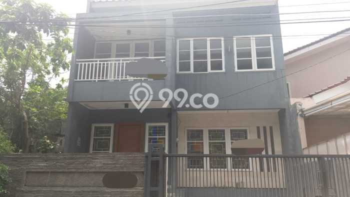 Rumah di Jatinegara, Akses ke Stasiun, 4 KT, LT 168m² LB 250m² Rumah di Jatinegara, Akses ke Stasiun, 4 KT, LT 168m² LB 250m²