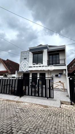 Rumah Mewah LB 200m2 Siap Pakai Desain Elegan di Gading Serpong, Tangerang Rumah Mewah LB 200m2 Siap Pakai Desain Elegan di Gading Serpong, Tangerang